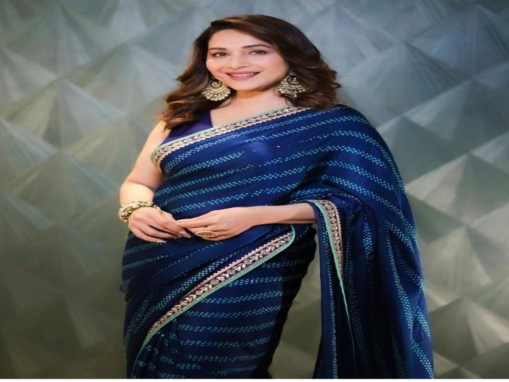 Saree Look: धक-धक गर्ल माधुरी दीक्षित आज भी लोगों की धड़कने बढ़ाने का काम करती हैं. ऐसे में हम आपको दिखाते हैं उनका साड़ी कलेक्शन जो आप रिक्रिएट कर कमाल लग सकती हैं.