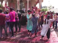 Holi 2023 Pics: भरतपुर में होली की धूम, रंगों में सराबोर नजर आए लोगों की देखें तस्वीरें