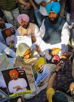 In Pics: पंजाब विधानसभा के बाहर धरने पर बैठे सिद्धू मूसेवाला के माता-पिता, बोले- 'हमारे पास कोई...'