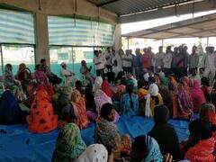 Photo :  कांद्याला दर नाही, सरकार लक्ष देत नाही, नाशिक जिल्ह्यातील शेतकऱ्यांनी गावच विकायला काढलं