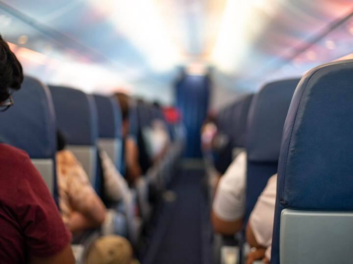 US  Man stab United Airlines flight cabin crews for opening emergency window get arrested US  Man Stab: प्लेन में इमरजेंसी गेट को खोलने की कोशिश, रोकने पर अटेंडेंट की गर्दन पर किया चम्मच से हमला