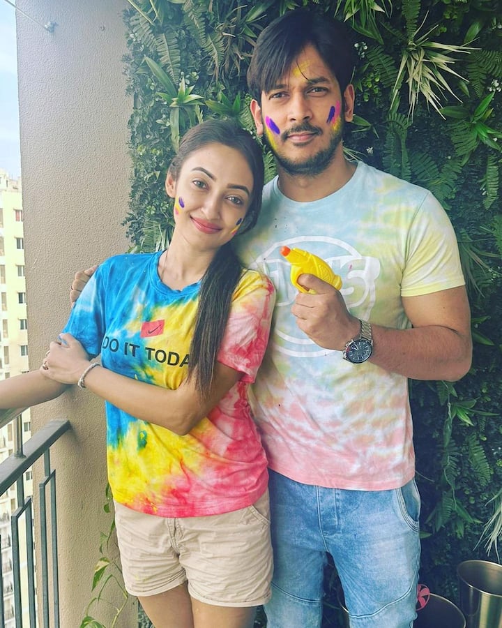 রাধাকৃষ্ণের পুজো দিয়ে শুরু, তারপর আবির খেলা। দোলের দিনে ছবি পোস্ট করলেন সোমরাজ মাইতি, আয়ুশি তালুকদার।