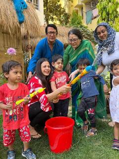 Holi 2023: দোল উৎসবে মাতোয়ারা গোটা দেশ, রঙিন ছবি পোস্ট তারকাদের