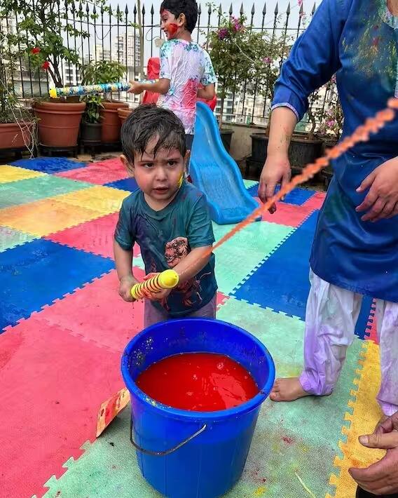 करीना कपूर होली के रंग में सजी करीना कपूर बहन करिश्मा और बच्चों के साथ होली खेलती नजर आईं