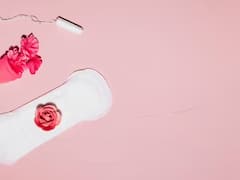 होली के दिन ही हो गया है पीरियड्स तो इस हेल्दी टिप्स के साथ करें होली एंजॉय