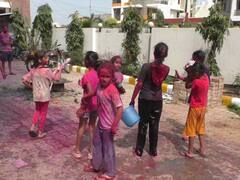 Holi 2023 Pics: भरतपुर में होली की धूम, रंगों में सराबोर नजर आए लोगों की देखें तस्वीरें