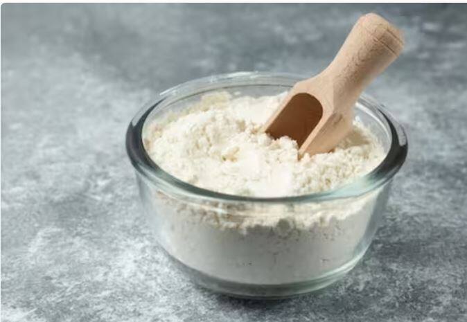 ਛੋਲਿਆਂ ਦੇ ਆਟੇ ਵਿਚ ਨਿੰਬੂ ਅਤੇ ਦੁੱਧ ਨੂੰ ਮਿਲਾ ਕੇ ਪੇਸਟ ਬਣਾ ਲਓ ਅਤੇ ਹੁਣ ਇਸ ਨੂੰ ਚਿਹਰੇ 'ਤੇ ਲਗਾਓ। ਇਸ ਪੇਸਟ ਨੂੰ ਲਗਭਗ 15 ਤੋਂ 20 ਮਿੰਟ ਤੱਕ ਚਮੜੀ 'ਤੇ ਲੱਗਾ ਰਹਿਣ ਦਿਓ। ਇਸ ਨੂੰ ਫਿਰ ਤੋਂ ਕੋਸੇ ਪਾਣੀ ਨਾਲ ਧੋ ਲਓ, ਆਸਾਨੀ ਨਾਲ ਰੰਗ ਨਿਕਲ ਆ ਜਾਵੇਗਾ।