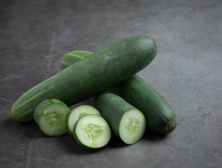 खीरे का रस निकाल लें. उसमें थोड़ा सा गुलाब जल और एक चम्मच सिरका मिला लें. अब इसे अच्छी तरह से मिलाकर पेस्ट तैयार कर लें. चेहरे को इससे साफ करें. चेहरे पर लगे सारे दाग धब्बे निकल आएंगे.