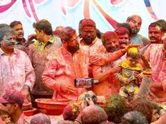 Holi 2023: समर्थकों के साथ रंगों से ऐसे नहाए CM एकनाथ शिंदे, पहचानना हुआ मुश्किल! देखें तस्वीरें
