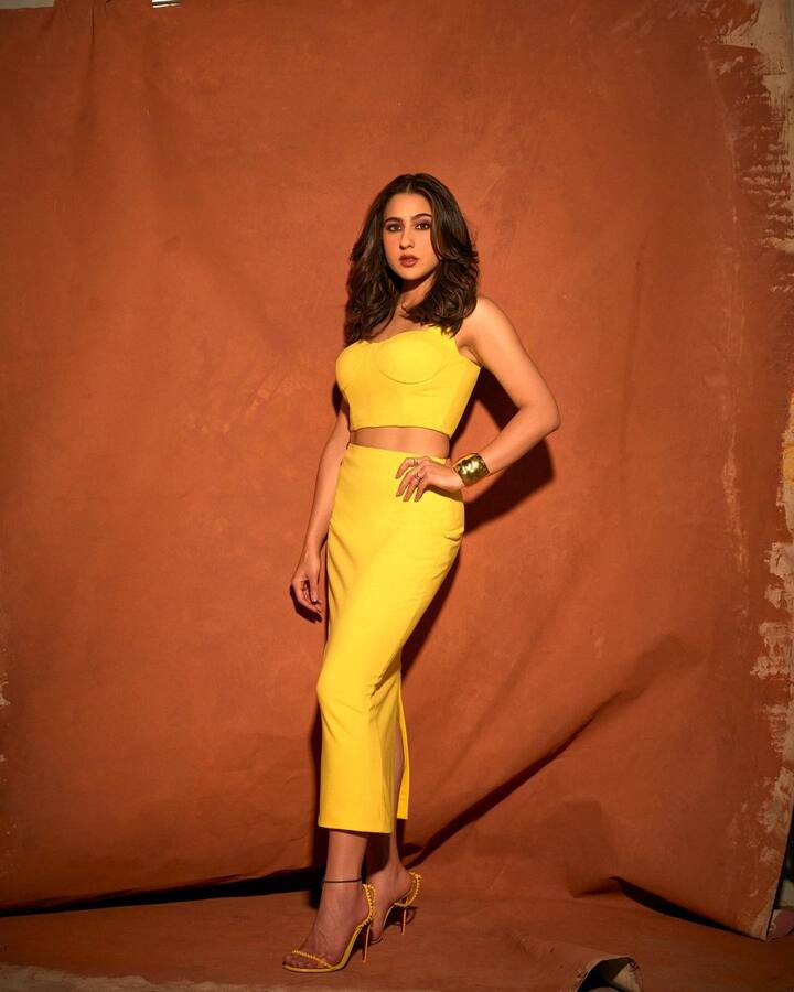 Sara paired her casual getup with a pair of bright yellow sandals.