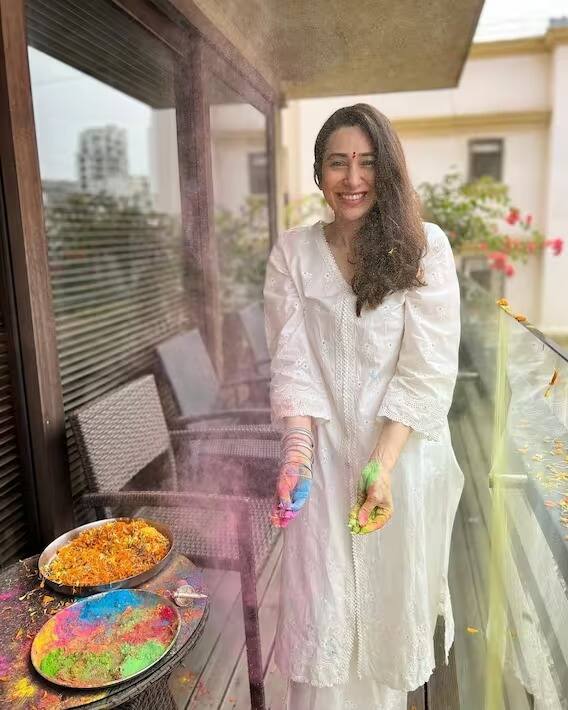 करीना कपूर होली के रंग में सजी करीना कपूर बहन करिश्मा और बच्चों के साथ होली खेलती नजर आईं करीना कपूर होली के रंग में सजी करीना कपूर बहन करिश्मा और बच्चों के साथ होली खेलती नजर आईं