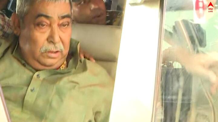 কলকাতা বিমানবন্দর থেকে  সন্ধে ৬.৫৬ মিনিটে টেক অফ করে অনুব্রতর বিমান । এই মুহূর্তে দিল্লিতে রয়েছেন অনুব্রত।