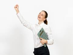 Women's Day 2023: महिलाओं के पास पैसों की नहीं होगी कोई कमी! निवेश से पहले जान लें ये टिप्स