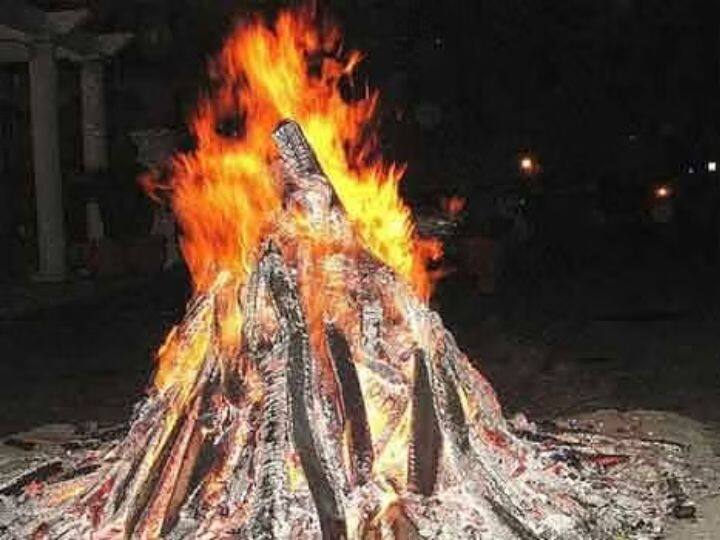 होलिका दहन की रात तगर, काकजंघा, केसर को “क्लीं कामदेवाय फट् स्वाहा” मंत्र से अभिमंत्रित करें और फिर अगले दिन इसे गुलाल में मिलाकर विरोधी को लगाए. कहते हैं इससे दुश्मनी खत्म होगी और शत्रु बाधा का नाश होगा.