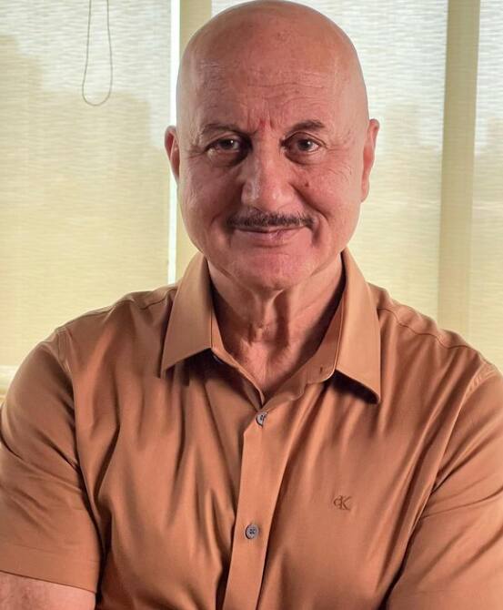 अनुपम हे  खिशात केवळ 37 रुपये घेऊन ते मुंबईमध्ये आले होते.