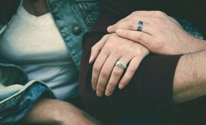 কিন্তু যে সম্পর্ককে নিয়ে জীবনের পথ চলা, তার প্রতি এমন উদাসীনতা মোটেই কাম্য নয়। তাই সম্পর্কে হারিয়ে যাওয়া রসায়ন এবং সমীকরণ ফিরিয়ে আনতে নিজে থেকেই উদ্যোগী হওয়া প্রয়োজন।