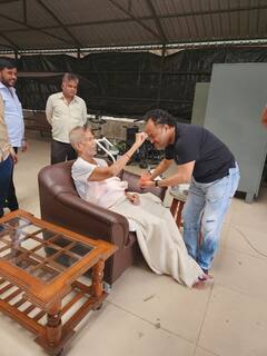 Photo: आजी-माजी खासदारांची होळी, संजय काकडे यांनी घेतली गिरीश बापटांची भेट