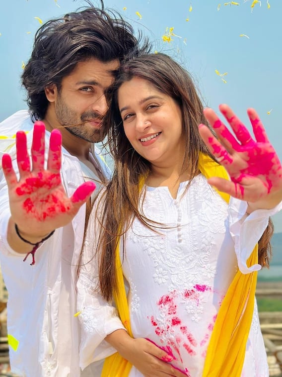 प्रेग्नेंट दीपिका ने पति शोएब संग यूं सेलिब्रेट की होली