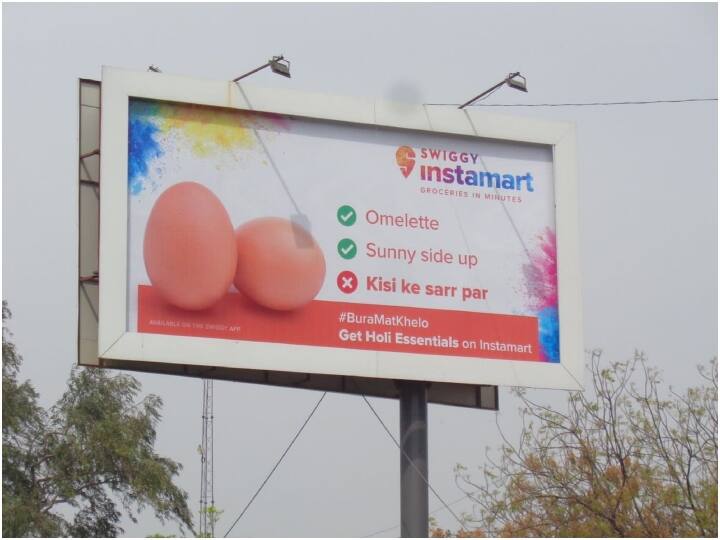Swiggy removed their egg Ad Billboard for Holi 2023 after backlash on social media Swiggy Holi Billboard: स्विगी के होली पर अंडे वाले बिलबोर्ड को लेकर सोशल मीडिया पर बवाल, कंपनी ने हटाया