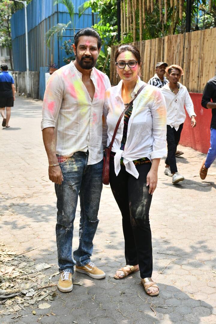 Actor Anup Soni poses with wife Juhi Babbar as they celebrate Holi at Javed Akhtar's residence.