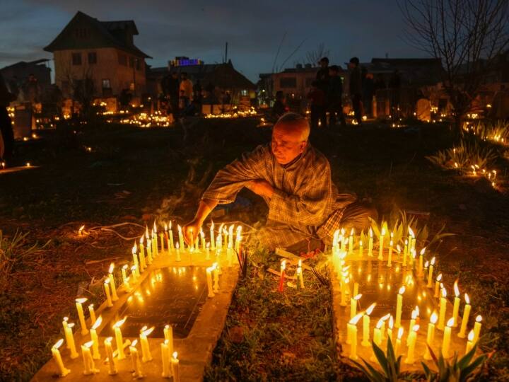 Shab-e-Barat 2023: शाबान का चांद नजर आने के बाद की मुक़द्दस शब-ए-बारात आ ही गई. मंगलवार (7 मार्च) भारत ही नहीं दुनिया के कई देशों में अल्लाह के बंदों ने दुआएं की और कब्र पर जाकर चिराग जलाए.