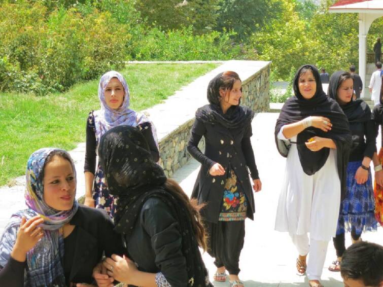 Women's employment in Afghanistan has dropped by a quarter since the Taliban took over the country. Afghanistan: ஆப்கானிஸ்தானில் கடுமையாக சரிந்த பெண்களுக்கான வேலைவாய்ப்பு  - தலிபான்கள் ஆட்சியில் கடும் அவதி