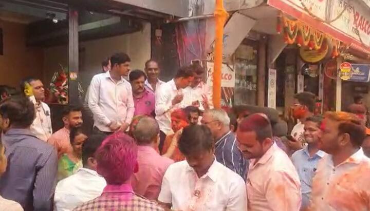 आमदार रवींद्र धंगेकर यांनी कार्यकर्त्यांसोबत धुळवड साजरी केली.