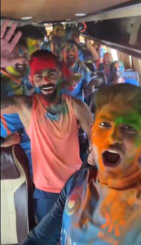 Indian Players Celebrating Holi Virat Kohli Rohit Sharma Shubman Gill Festival of Colors- Watch Video Indian Players Holi: ਹੋਲੀ ਦੇ ਰੰਗ ਵਿੱਚ ਰੰਗੀ ਭਾਰਤੀ ਟੀਮ, ਕਪਤਾਨ ਕੋਹਲੀ ਨੇ ਰੰਗ ਬਰਸੇ 'ਤੇ ਕੀਤਾ ਡਾਂਸ, ਵੇਖੋ ਵੀਡੀਓ