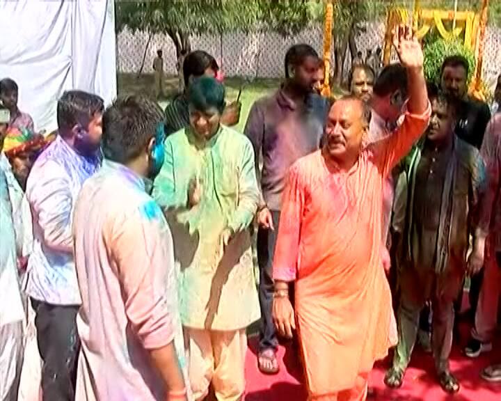 ધારાસભ્યો સાથે મળીને એક બીજાને રંગીને ધૂળેટીનો ઉત્સવ મનાવ્યો. ગુજરાત વિધાનસભાના ઈતિહાસમાં આ ઘટના પ્રથમ વખત બની.