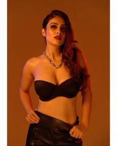 Neha Malik Photos: होली से पहले बिकिनी टॉप के साथ लेदर पैंट पहन नेहा मलिक ने बिखेरा हुस्न का जलवा, वायरल हुई तस्वीरें