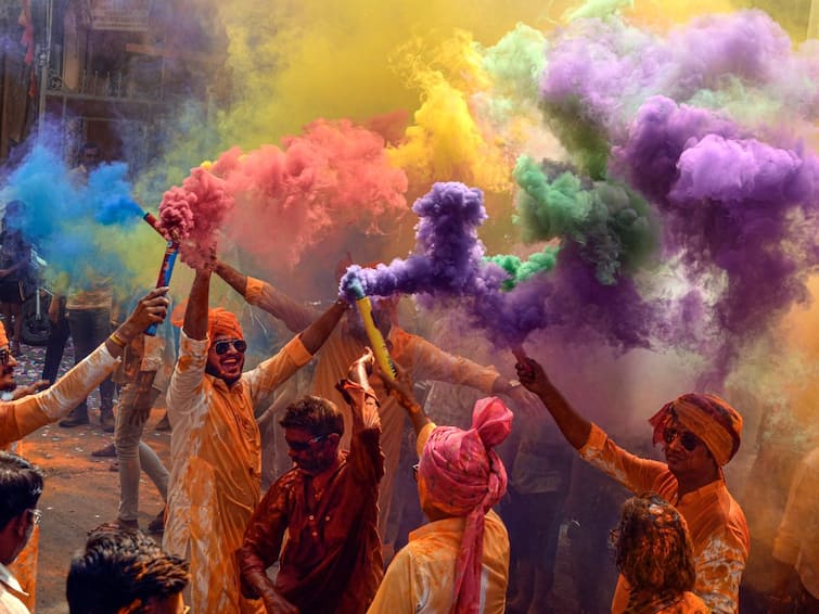 Holi 2023 Celebration in India Rebounds From Pandemic As People Celebrate Festival Of Colours With Fervour Holi 2023: India Rebounds From Pandemic As People Celebrate Festival Of Colours With Fervour