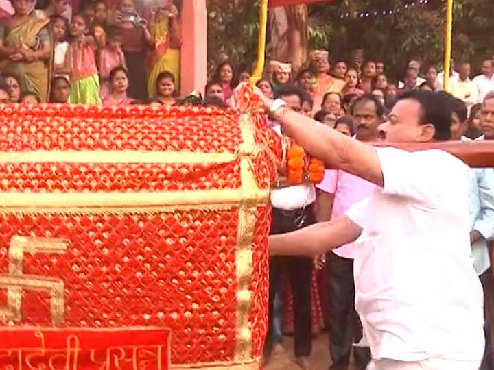 मंदिराबाहेर देवाची साण म्हणजे, बसण्याची जागा असते तिथे या पालख्या बसतात अनेक गावात तर धुळवडीच्या दिवशी देव भेटीचा सोहळा असतो.