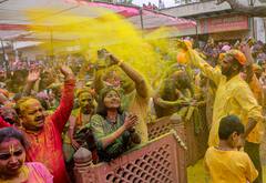 Holi 2023: দোল উৎসবে মাতোয়ারা গোটা দেশ, রঙিন ছবি পোস্ট তারকাদের