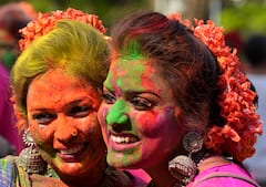 Kolkata Dol Utsav 2023: कोलकाता में डोल उत्सव की धूम, एक-दूसरे को रंग और गुलाल लगाकर लोगों ने यूं मनाई होली, सामने आईं तस्वीरें