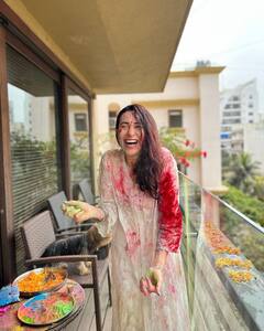 Holi Fashion Tips: करिश्मा कपूर पर चढ़ा होली का रंग, आप भी एक्ट्रेस के इस आउटफिट को कर सकती हैं कॉपी