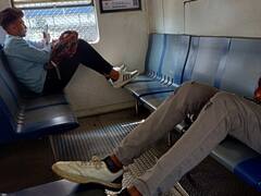 अपनी हरकतों से बाज नहीं आ रहे लोग, फिर सामने आई मुंबई लोकल ट्रेन में सीट पर पैर रखने की शर्मनाक तस्वीर