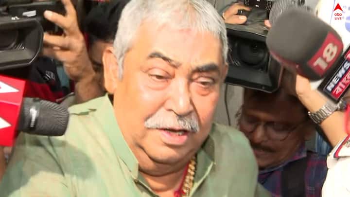 মোট ৩ জন ইডি আধিকারিক এদিন অনুব্রতর সঙ্গে দিল্লি যান। ১ জন মেডিক্যাল অফিসারও ছিলেন সঙ্গে।