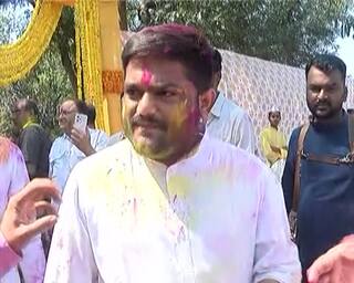 Holi 2023: વિધાનસભા પરિસરમાં ધારાસભ્યો રમ્યા હોળી, હાર્દિક પટેલે કહ્યું- કેસુડામાં કેસરિયો હોવાથી કોંગ્રેસ રહ્યું ગેરહાજર