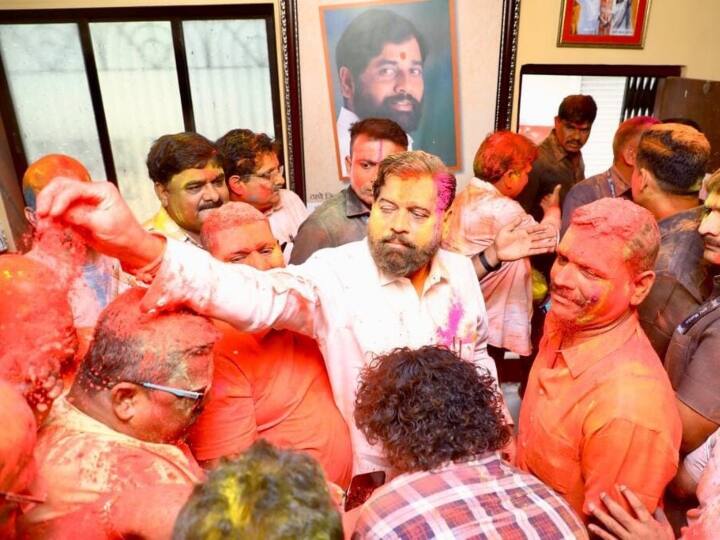 मुख्यमंत्री पद संभालने के बाद एकनाथ शिंदे की यह पहली होली है. सीएम शिंदे ने ट्वीट कर कहा कि किसान नगर मंडल के निवासियों ने बड़े उत्साह और हर्ष के साथ रंगपंचमी में उनका स्वागत किया. (फोटो क्रेडिट-@mieknathshinde)