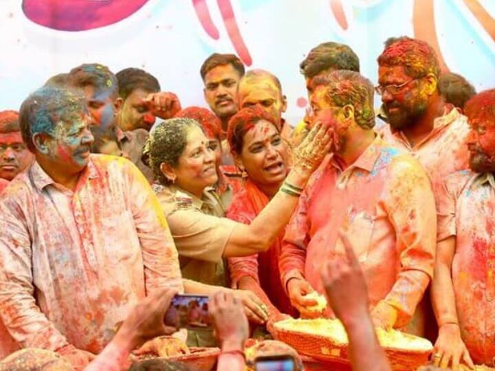 Happy Holi 2023: महाराष्ट्र के सीएम शिंदे ने शिवसेना कार्यकर्ताओं के साथ जमकर रंगपंचमी मनाई. इस दौरान उन्होंने राज्य के लोगों को बधाई भी दी. ठाणे स्थित आनंद आश्रम पर भी जमकर रंग उड़ाई गई.