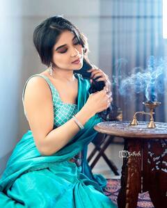 Sakshi Agarwal Photos : ‘வெக்கத்துல ரவிக்கை தச்சு முத்தத்துல ஜிமிக்கி வச்சா..’ நீல வண்ண சேலையில் நடிகை சாக்‌ஷியின் பளிச் க்ளிக்ஸ்!