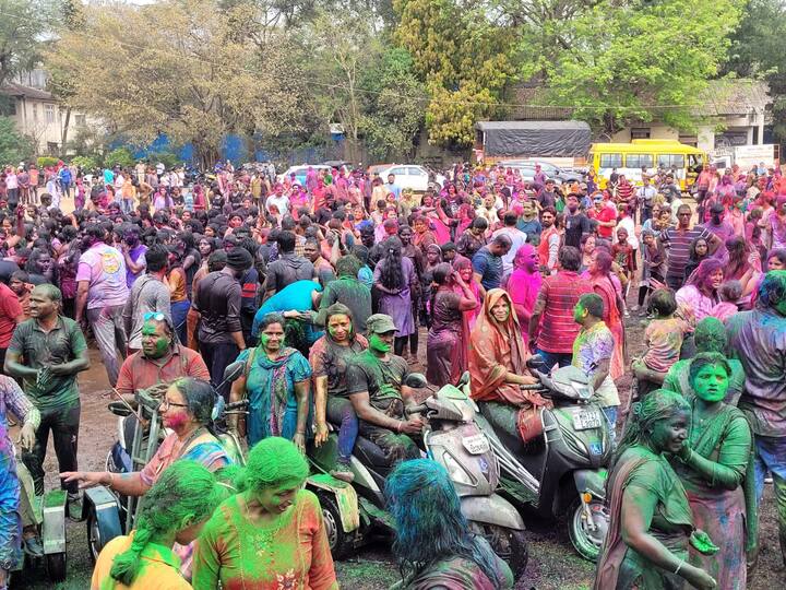 Pune holi 2023: पुण्यात जल्लोषात धुळवड साजरी केली जात आहे.