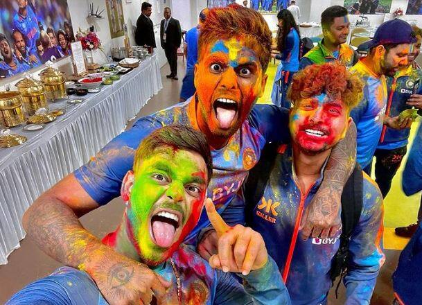 indian team  plays holi before ahmedabad test  Holi 2023: ટીમ ઈન્ડિયાએ હોળી પર કરી મસ્તી, રંગ બરસે ગીત પર કોહલી, રોહિતે કર્યો ડાન્સ