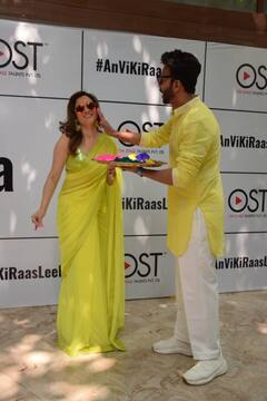 Holi 2023: बंसती साड़ी पहन अंकिता ने खूब उड़ाया पति पर गुलाल, देखिए कपल के होली सेलिब्रेशन की खूबसूरत तस्वीरें