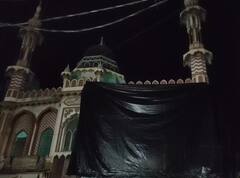 अलीगढ़ में होली से पहले तिरपाल से ढकी गई मस्जिद, जानिए- क्या है वजह?