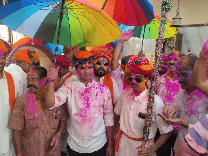 Holi Festival: சேலத்தில் வண்ணங்களை பூசி ஹோலி பண்டிகை உற்சாக கொண்டாட்டம்