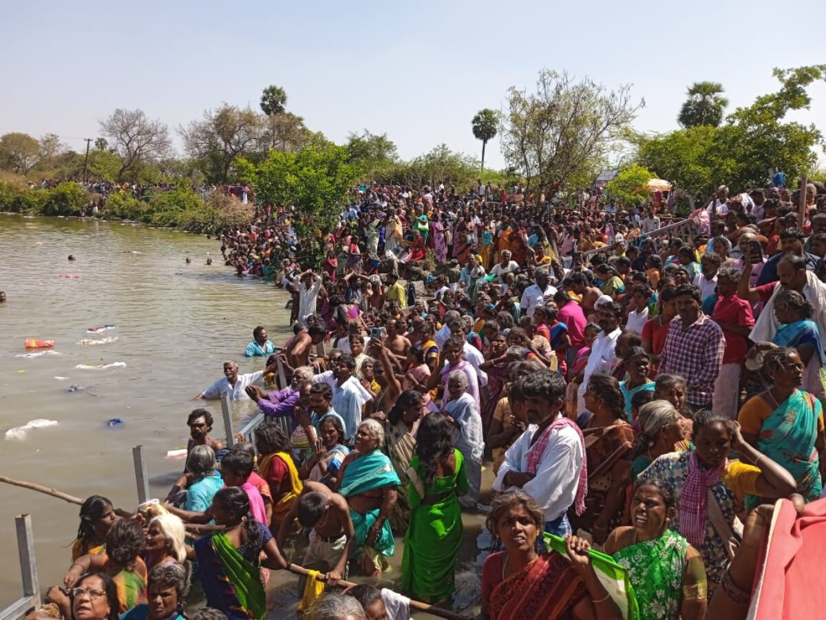 மாசி மகம்:  அண்ணாமலையார் தீர்த்தவாரியில் ஆயிரக்கணக்கான பக்தர்கள் புனித நீராடல்