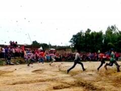 झारखंड के इस गांव में मनाई जाती ढेला मार होली, खूंटा उखाड़ने के लिए भागते हैं लोग