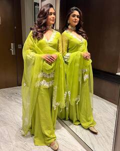 Mrunal Thakur : 'குயில் மயில் குயில்கள் காணும் வெண்ணிலா..'சீதா ராமம் நாயகியின் பச்சை சல்வார் க்ளிக்ஸ்!