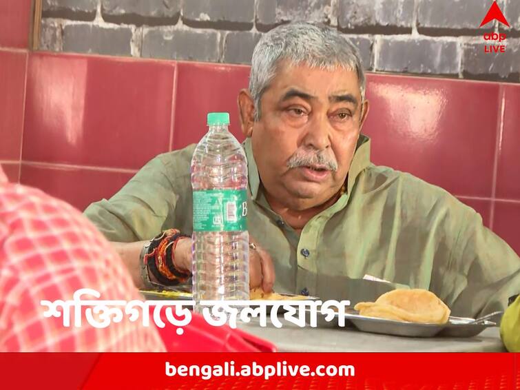 TMC leader Anubrata Mondal on his way to Delhi stops in Saktigarh for Breakfast Anubrata Mondal: চোখেমুখে বিরক্তি, শক্তিগড়ে লুচি-তরকারি খেলেন অনুব্রত, দোলের দিনই দিল্লির জন্য রওনা